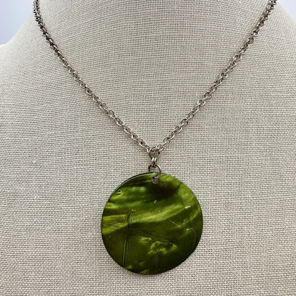Vintage 90s Green Round Shell Pendant Necklace Silver Tone Women's Jewelry